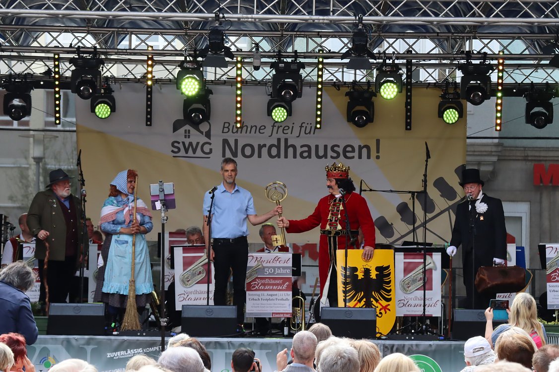 Bild: Schl&uuml;ssel&uuml;bergabe zur Er&ouml;ffnung des Rolandsfests mit Oberb&uuml;rgermeister und Rolandgruppe auf der B&uuml;hne am Markt.