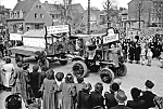 Bild: Das historische Bild zeigt Ecke T&ouml;pferstra&szlig;e/Stolberger Stra&szlig;e, der Demonstrationszug um 1950 enthielt einen Wagen des "Kommunale(n) Wirtschafts-Unternehmens" um 1950, der mit dem Modell Bedeutung und Stil des Wiederaufbaus der Hohekreuzstra&szlig;e pr&auml;sentierte. Aktuelles Bild: Hohekreuzstra&szlig;e / Ecke K&ouml;rnerstra&szlig;e 