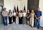 Bild: Erfolgreiche Fortbildungen st&auml;rken die Stadtverwaltung Nordhausen Auf dem Foto (v. l.): Oberb&uuml;rgermeister Kai Buchmann, Charlotte Schlegel, Laura Cassube, Michaela Babanis, Katrin Lapp, Wendy G&auml;rtner, Lisa Gothe, Jennifer Kressel, Robert Fienhold Nicht im Bild: Lara Schnelle und Paul Gebhardt