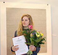 Luise von Rohden vor ihren Werken (Foto: Pressestelle Stadt Nordhausen)