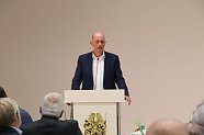Prof. Bauer trägt sich in das „Goldene Buch“ der Stadt Nordhausen ein (Foto: Stadt)
