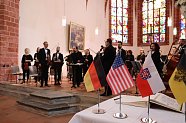Woodward Clark Price, Chargé d'Affaires der US-Botschaft Berlin, trägt sich in das Ehrenbuch der Stadt Nordhausen ein (Foto: Stadtverwaltung Nordhausen)
