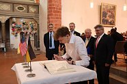 Woodward Clark Price, Chargé d'Affaires der US-Botschaft Berlin, trägt sich in das Ehrenbuch der Stadt Nordhausen ein (Foto: Stadtverwaltung Nordhausen)