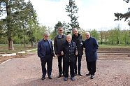 Jerry Wartski, Überlebender des Konzentrationslagers Mittelbau-Dora, besuchte die Baustelle des Ehrenfriedhofs (Foto: )