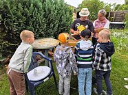 „Kleine Spürnasen“ bei den fleißigen Bienen (Foto: )