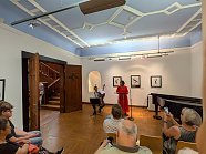 Bild: Besucher bei der Vernissage Scherenschnitte
