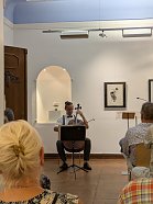 Bild: Besucher bei der Vernissage Scherenschnitte