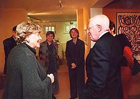 Ilsetraut Glock-Grabe (links) - die erste Ehrenbürgerin der Stadt Nordhausen im Gespräch mit Ministerpräsident Bernhard Vogel. Er besuchte die Galerie „Flohburg“. (Foto: Stadt Nordhausen)