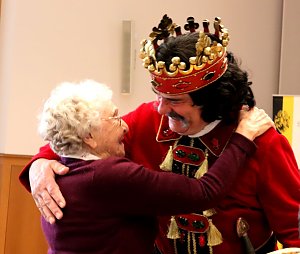 Bild: Auch die Rolandgruppe sorgte mit einem St&auml;ndchen mit der Kleinen wei&szlig;en Friedenstaube f&uuml;r eine gelungene &Uuml;berraschung und Freude bei der Seniorin. 