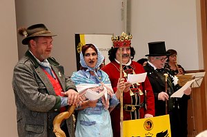 Bild: Auch die Rolandgruppe sorgte mit einem St&auml;ndchen mit der Kleinen wei&szlig;en Friedenstaube f&uuml;r eine gelungene &Uuml;berraschung und Freude bei der Seniorin. 