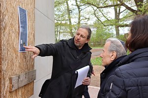 Jerry Wartski, Überlebender des Konzentrationslagers Mittelbau-Dora, besuchte die Baustelle des Ehrenfriedhofs