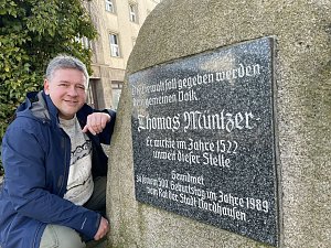 Thomas Müller am Gedenkstein für Thomas Müntzer am Kornmarkt. 