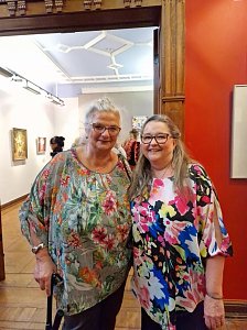 Anja Eisner (links) liest im Kunsthaus Meyenburg