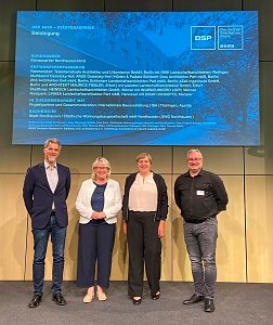 Nordhausens Oberbürgermeister Kai Buchmann, SWG-Chefin Inge Klaan sowie Sonja  Griebenow von Linnea Landschaftsarchitektur und Architekt Maurice Fiedler (v.l.n.r.) nahmen in  Berlin in der Akademie der Künste stellvertretend für alle Beteiligten die Belobigung für das  „Klimaquartier Nordhausen-Nord“ entgegen.
