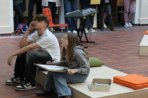 Bild: Sunflower Dreams Project - Ausstellungser&ouml;ffnung Petersbergschule