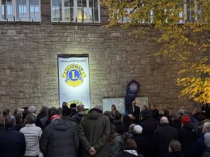 Bild: Gedenktafel enth&uuml;llt