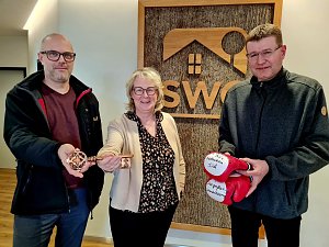 Jugendsozialwerk-Vorstand Holger Richter erh&auml;lt von SWG-Chefin Inge Klaan  den symbolischen Schl&uuml;ssel f&uuml;r die Turnhalle in Nord. 