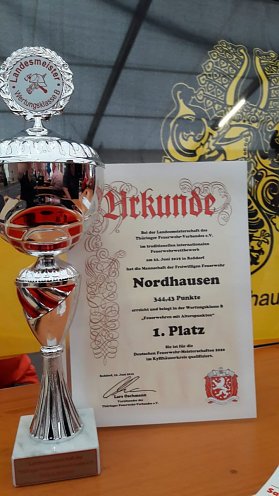 Urkunde und Pokal für die Landesmeisterschaft  (Foto: Feuerwehr Nordhausen)