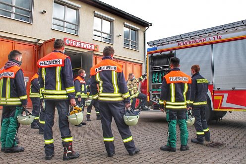 Ausbildungsgruppe vor einem Einsatzfahrzeug der Freiwilligen Feuerwehr Nordhausen. (Foto: Stadtverwaltung Nordhausen)