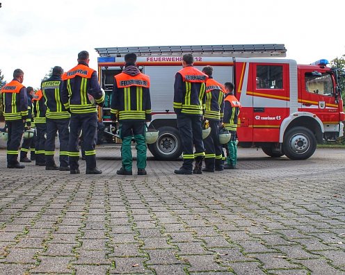 Ausbildungsgruppe vor einem Einsatzfahrzeug der Freiwilligen Feuerwehr Nordhausen. (Foto: Stadtverwaltung Nordhausen)