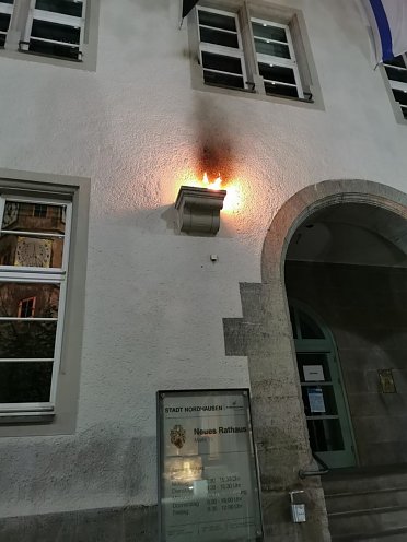 Aufnahmen des Brandanschlags durch die Polizei  (Foto: Landespolizeiinspektion Nordhausen (Bildverwendung bitte hier erfragen: pressestelle.lpindh@polizei.thueringen.de) )