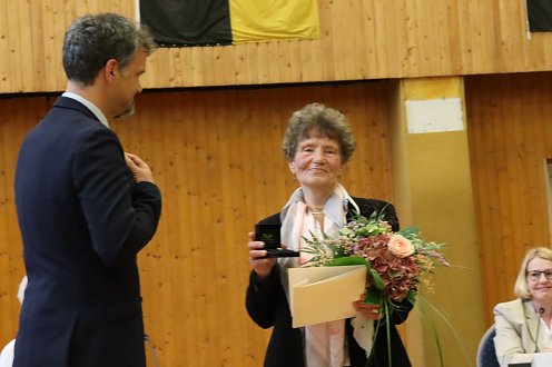 Ehrennadel für Giesela Hartmann (Foto: Stadtverwaltung Nordhausen)
