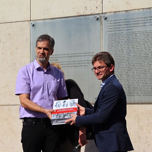 Laurent Thiery übergibt das Gedenkbuch Oberbürgermeister Kai Buchmann (Foto: ©Stadtverwaltung Nordhausen)