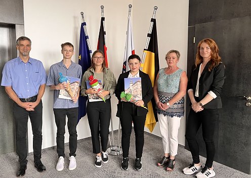 Für unsere drei neuen Auszubildenden startet heute ein neuer Lebensabschnitt  ihre Ausbildung bei der Stadtverwaltung Nordhausen. Wir freuen uns, unsere neuen Azubis auf diesem spannenden Weg begleiten zu dürfen. (Foto: Stadtverwaltung )