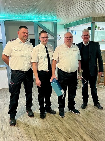 Bild: Werner Hertel (Mitte) wurde nach 49 Jahren aktivem Dienst in der Hesser&ouml;der Feuerwehr in die Ehrenabteilung verabschiedet. 