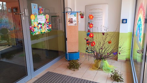 Bild: Der Eingangsbereich der Kindertagesst&auml;tte ist fr&uuml;hlingshaft geschm&uuml;ckt.