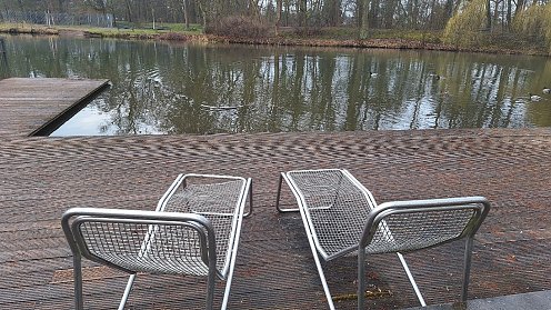 Bild: besch&auml;digte Sonnenliegen und eine im Teich schwimmende Liege im Stadtpark