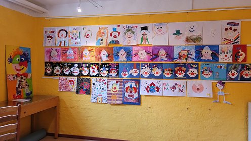 Bild: von Kindern gemalte Bilder mit Clowns