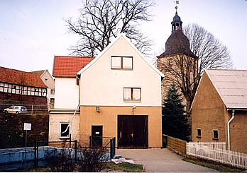 Das Hörninger Dorfgemeinschaftshaus mit den Feuerwehrräumen und der Kirche. (Foto: Nordhausen)