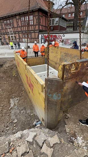 Bild: Brunnenkammer auf dem Blasiikirchplatz gesetzt