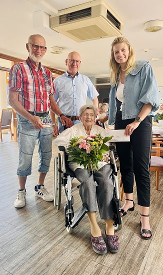 Bild: 103. Geburtstag im Pflegeheim St. Jakob: Ella Rehberg feiert au&szlig;ergew&ouml;hnliches Jubil&auml;um