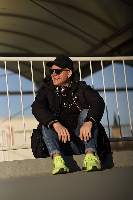 Bild: Auf dem Foto ist der K&uuml;nstler Matthew Deluxe zu sehen. Er sitzt auf diesem Foto auf dem Boden.