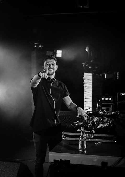 Bild: Auf dem Bild kann man den DJ Serious sehen. Es ist ein Bild in Schwarz/Wei&szlig;.