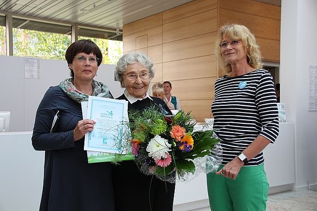 Ehrenbürgerin Erika Schirmer wird Ehrenmitglied des Fördervereins der Bibliothek