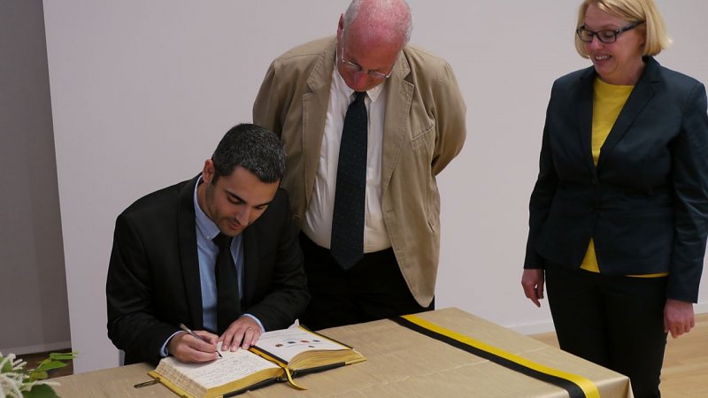 Eintrag ind Goldene Buch: Moshe Shitrit, Stellv. Bürgermeister Bet Shemesh