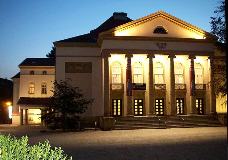 Theater bei Nacht