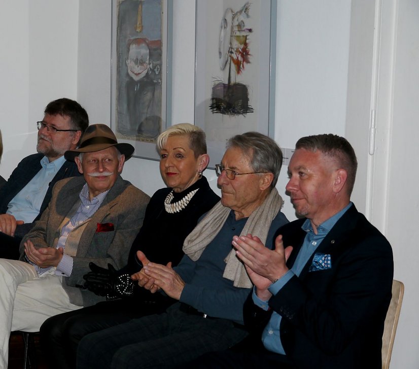 Vernissage: von links: Publizist Jens-Fietje Dwars, Gerd Mackensen und Ehefrau, Dr. Götz Erhardt und Oliver Wönnmann vom Förderverein (Foto: Pressestelle)