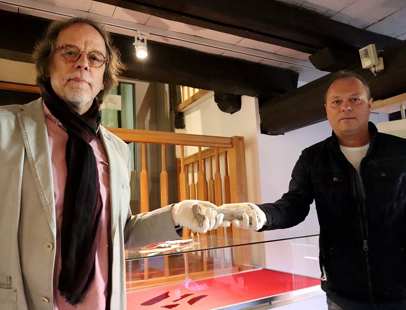 Heimatforscher Tim Schäfer übergibt die Artefakte (rechts) (Foto: Stadtverwaltung Nordhausen)