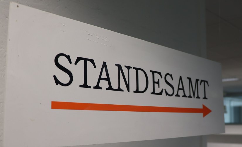 Bild: Schild mit der Aufschrift "Standesamt"