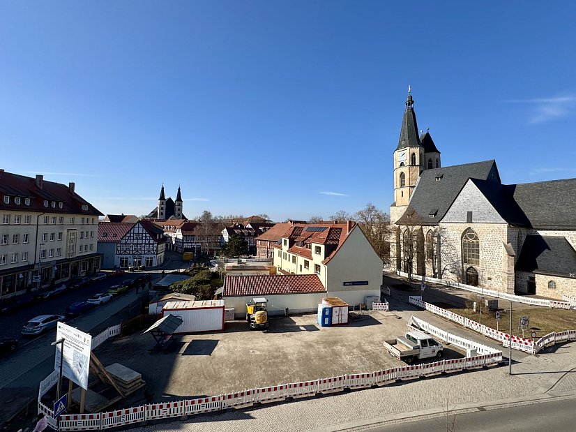 Bild: Im Bild rechts sieht man die Blasii-Kirche. Im Vordergrund ist die Baustelleneinrichtung des 2. Teilbauabschnittes zu sehen. 